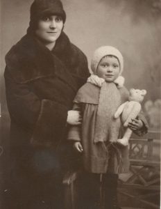 Photo of Golda Tabachowicz and her mother