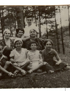 Photo of Mania Kovner with her relatives